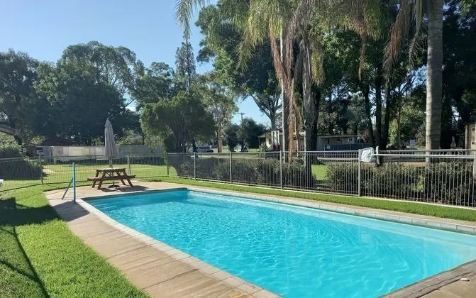 Young Tourist Park - Havuz