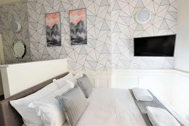 Your Apartment Berkeley Sq Pads 6