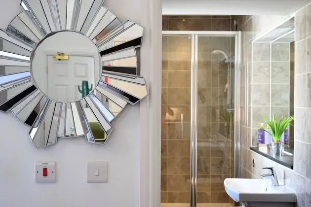 Your Apartment Berkeley Sq Pads 7