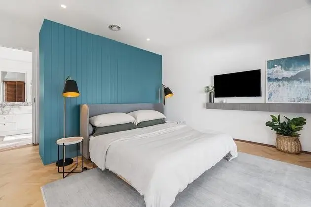 Your Luxury Escape - White Wood - Oda