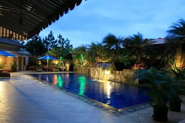 youre.at - The Majesty Apartment - Havuz