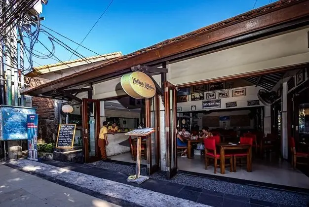 Yulia Beach Inn Kuta - Dış Mekan