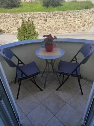 Zdene - With Parking - SA2