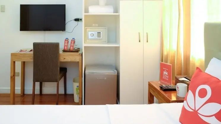 ZEN Rooms Makati Riverside - İç Mekan