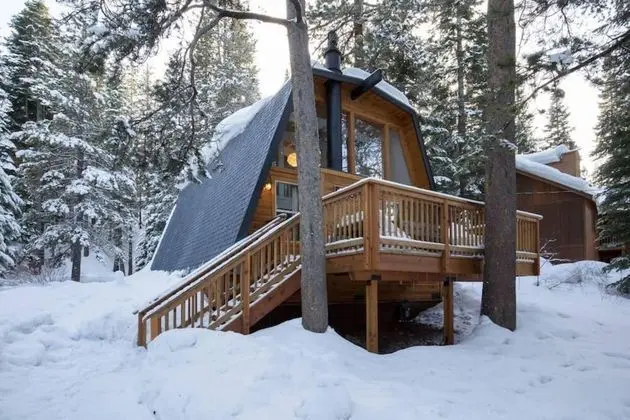 Zephyr by Avantstay Stylish Modified A Frame With Hot Tub Sleeps 6 w/ Access To Tahoe Donner