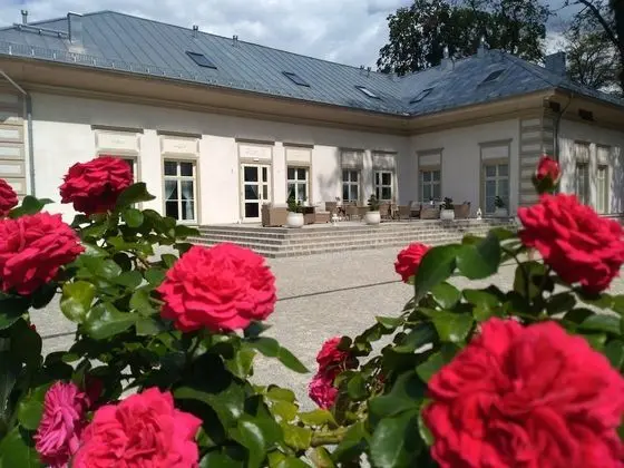 Zespol Palacowo-Parkowy w Dabrowce - 1