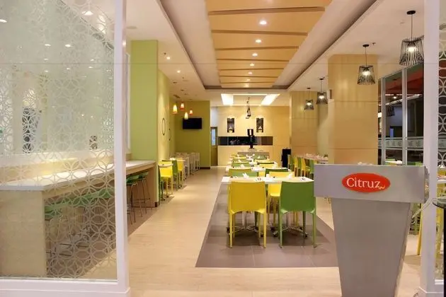 Zest Hotel Harbour Bay - CHSE Certified - Yerinde Yemek