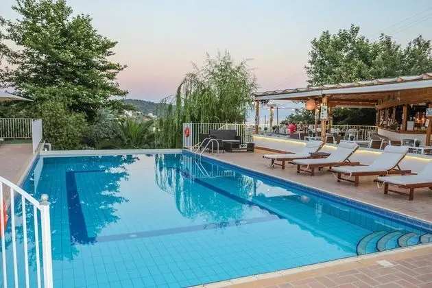 Zorbas Family House - Havuz