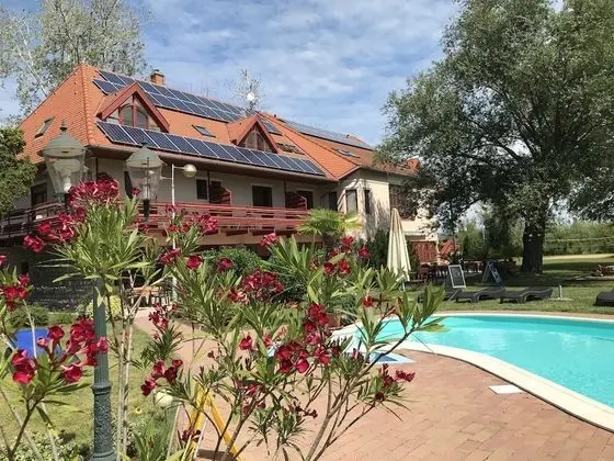 Zsanett Hotel
