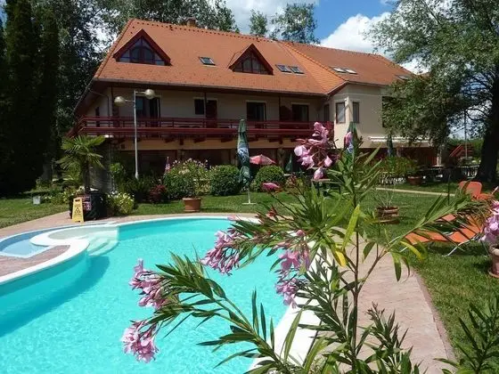 Zsanett Hotel - Dış Mekan