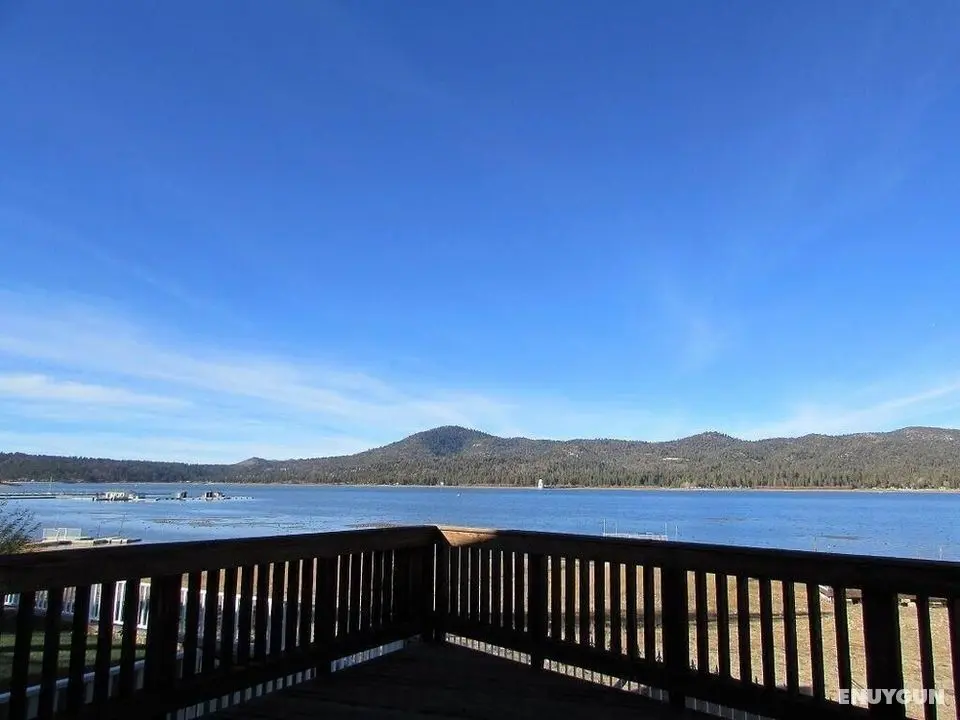 032 - Lakefront Village Escape - Oda Düzeni