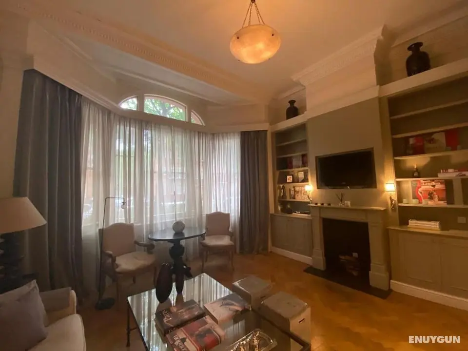 1 Bedroom Duplex Apartment in Pont Street - Oda