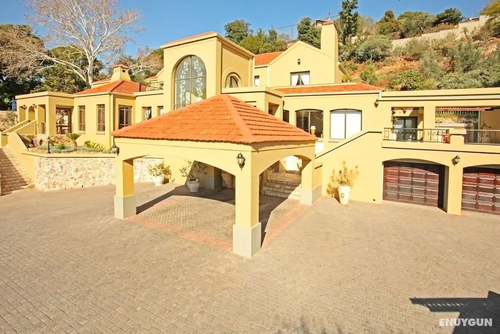 12 on Hillel Guest Manor - Öne Çıkan Resim