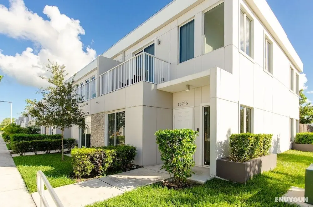 13745 Victor VG Maison La Bicyclette- Contemporary European Spaniard Style Hurricane Proof near Family Attractions - Öne Çıkan Resim