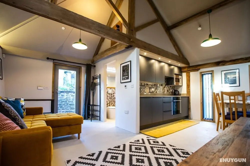 17th Century Cartshed Nestled In Welsh Countryside - Öne Çıkan Resim