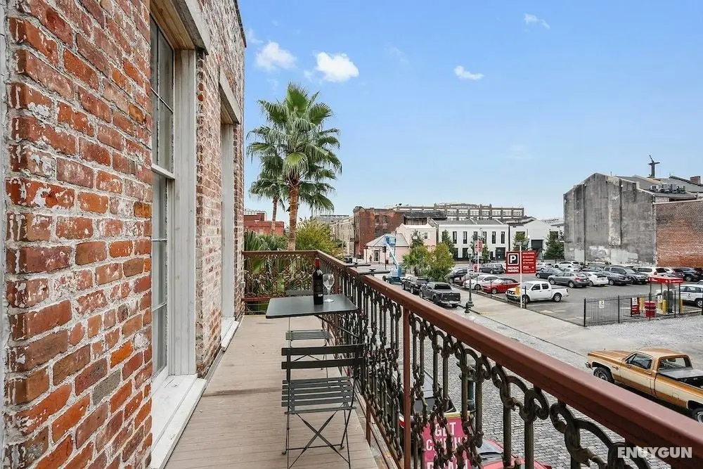 1br/1ba w/ Exposed-brick Apt in DT Nola by Domio - Öne Çıkan Resim