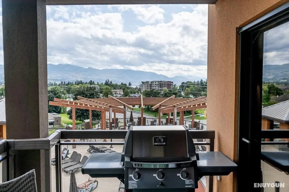 2 Bed 2 Bath Corner Unit Overlooking Pool #501 - Oda Düzeni