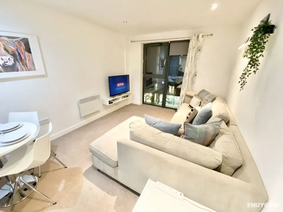 2-bed Apartment Parking Deep Cleaned Professionally - Öne Çıkan Resim