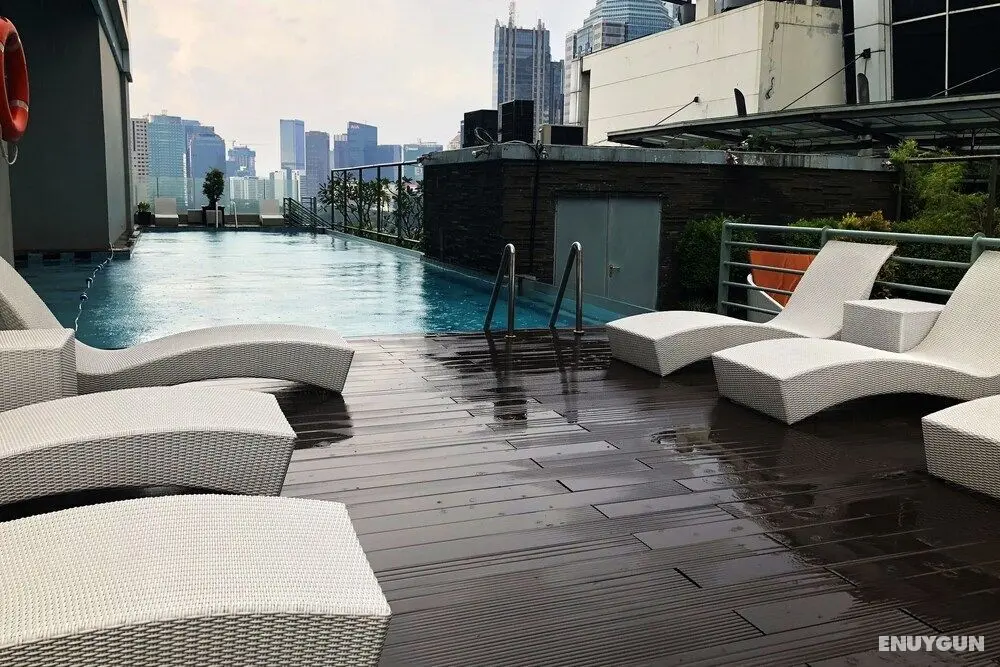 2 Bedrooms Apartment at FX Residence by Travelio - Havuz