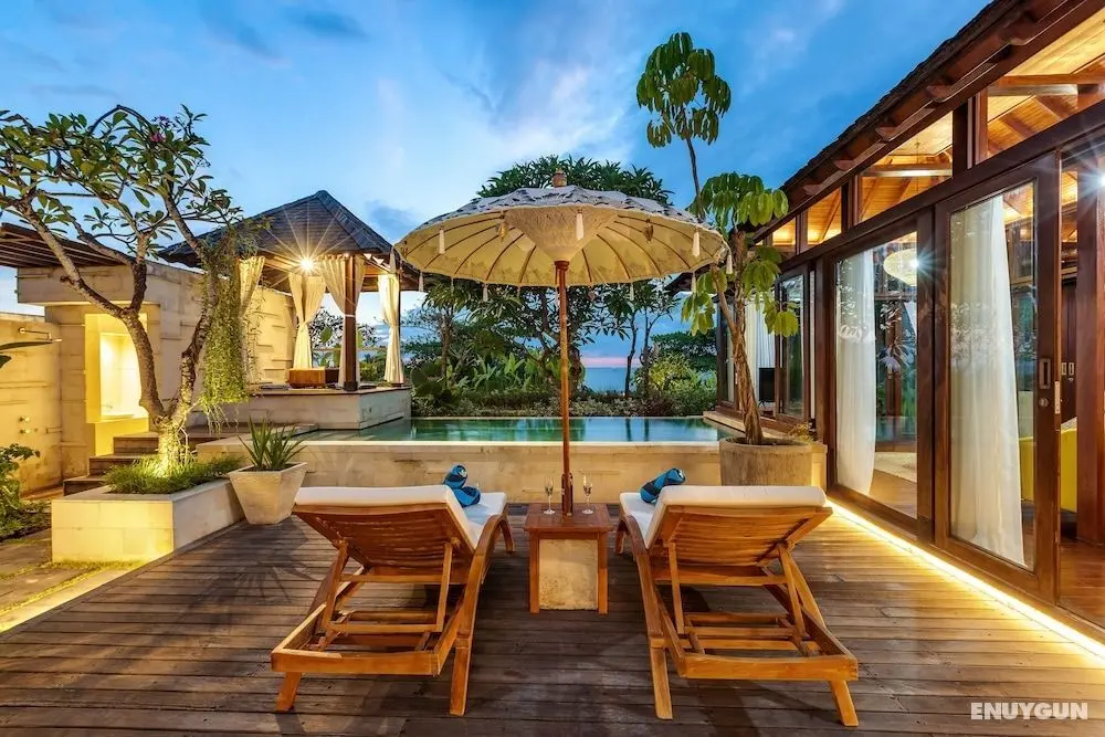 2 Bedrooms Private Pool Beachfront Villa With En-suite Bathrooms in Seminyak - Konum Öne Çıkanlar