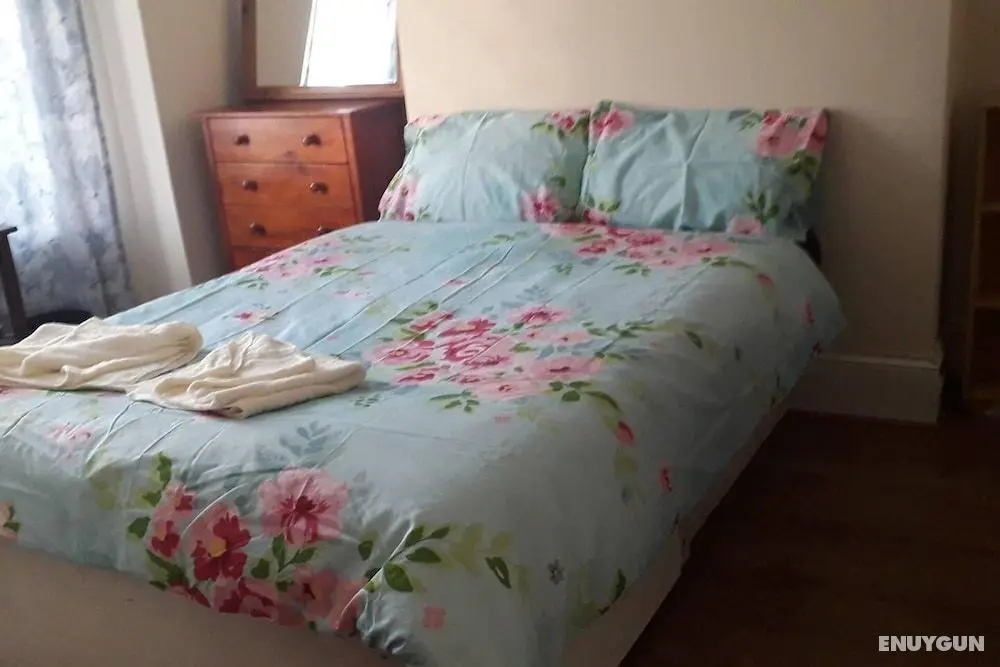 3-bed Airport House in Prime Location for Flight - Öne Çıkan Resim
