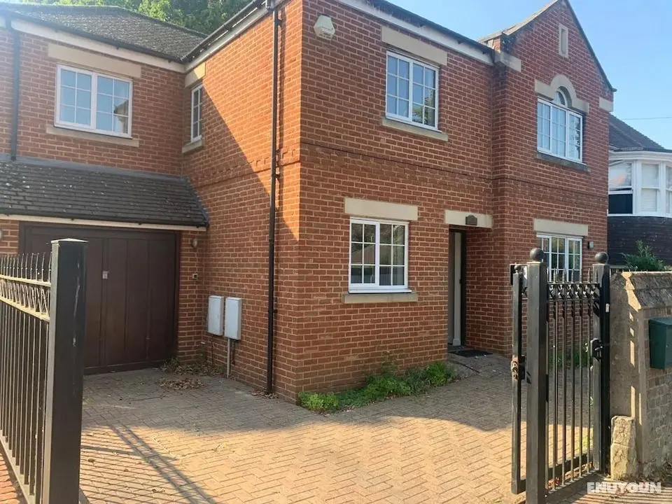 3 bedroom house in Reading - Öne Çıkan Resim