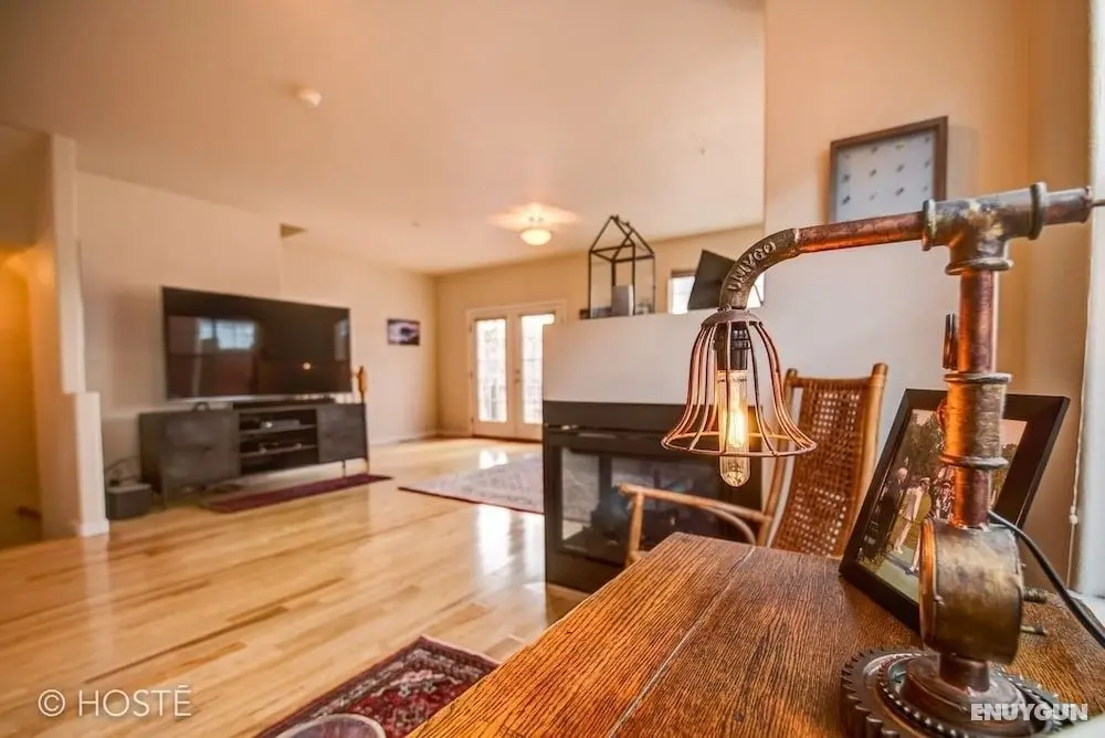 3BR Downtown Townhome /w Stunning Balcony Views! - Öne Çıkan Resim