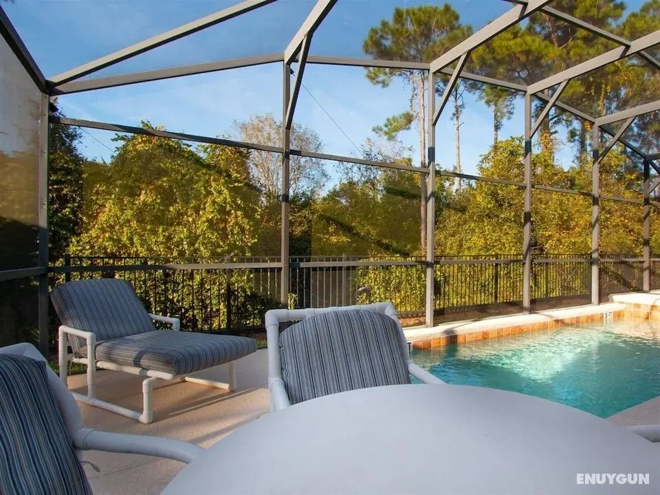 4 Bed and 3 Bath in Perfect Location With Pool by Florida Dream Home - Oda Düzeni