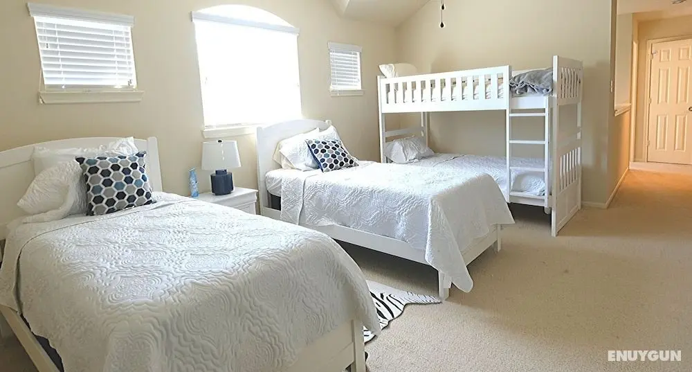4Bdrm 2.5Bath 10Beds - Sugarland Fresno - Oda