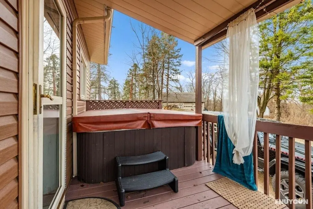 4BR Chalet with Seasonal Pool Hot Tub - Dış Mekan