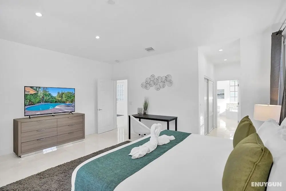 4BR Hollywood Beach Home with Pool - Oda
