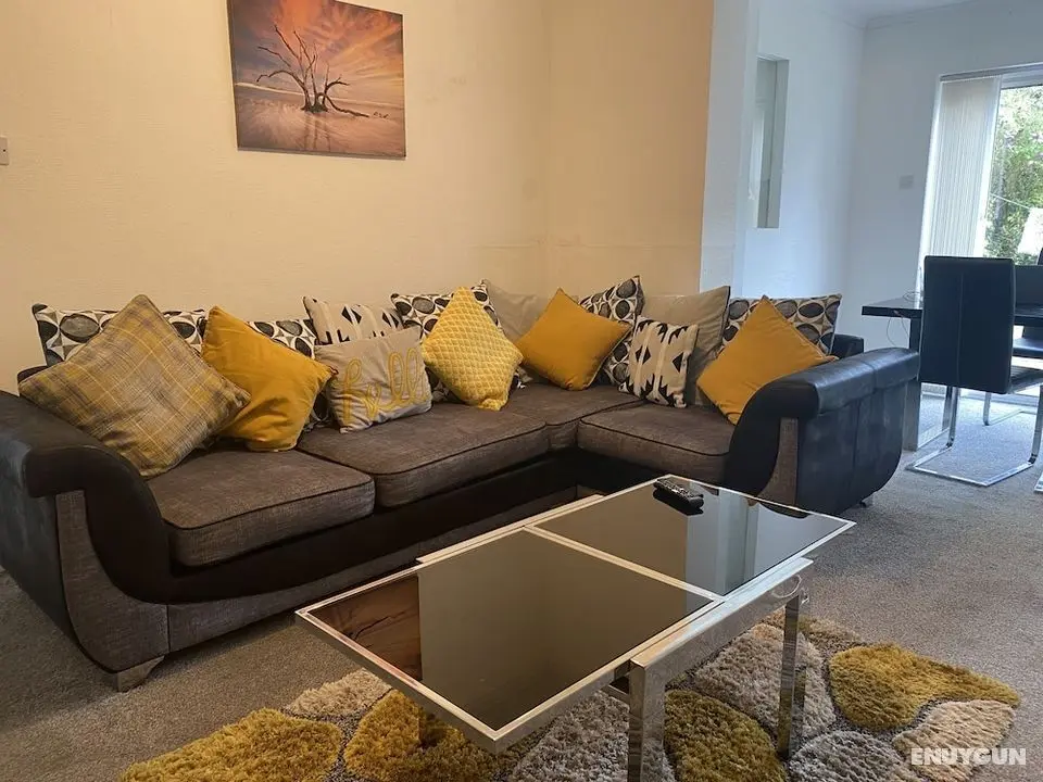 The 5 bed House With Spacious Rooms and Lounge - Öne Çıkan Resim