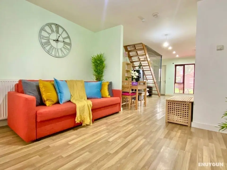 5-bed Townhouse Salford Deep Cleaned - Öne Çıkan Resim