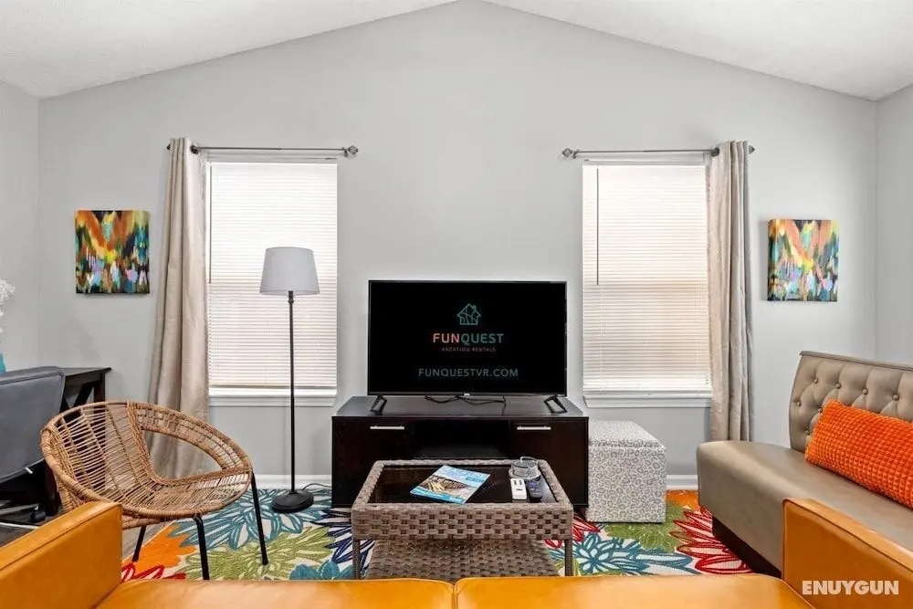 6102 Pinetree Ave - Öne Çıkan Resim