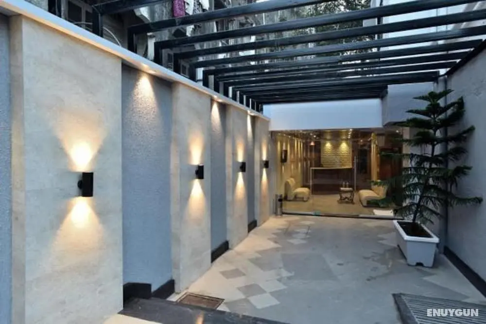 Hotel Aarya International - Konum Öne Çıkanlar