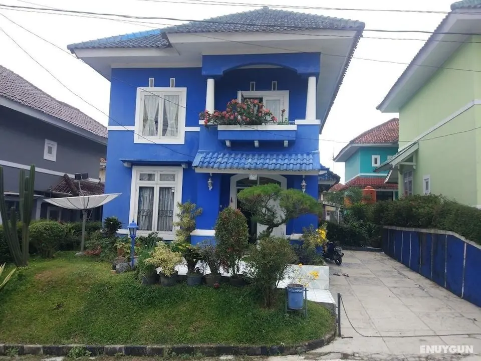 Villa Abdi Cipanas with Swimming Pool - Öne Çıkan Resim