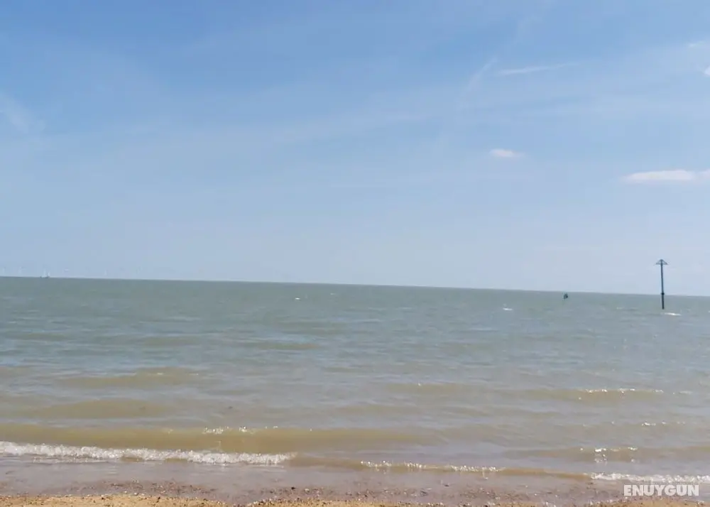 Adorable 2 Bedroom Holiday Home in Clacton-on-sea - Plaj