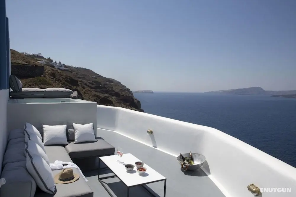 Akrotiri Cove - Öne Çıkan Resim