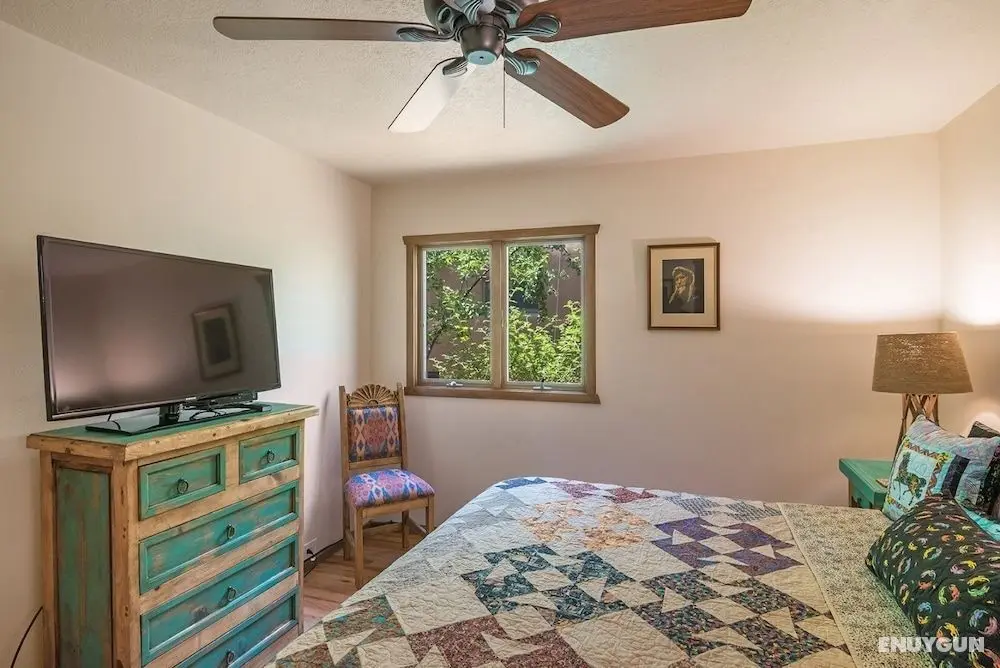 Alegre - Darling Vacation Home, Kiva Fireplace, Walk to the Plaza - Oda