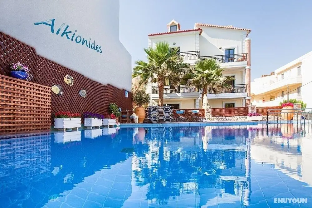 Alkionides Seaside Apartments - Havuz