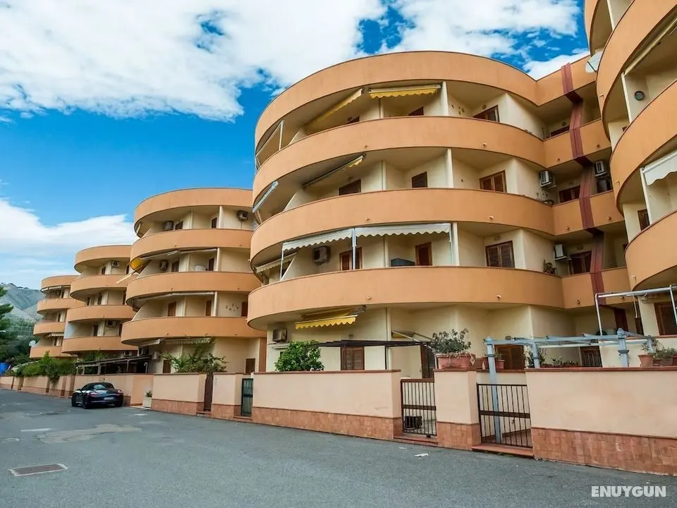 Alluring Apartment in Roccalumera With Balcony - Dış Mekan