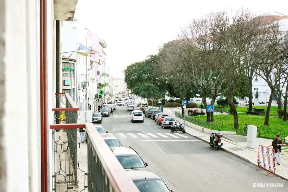 ALTIDO Modern 1-bed Apt w/terrace, moments from São Bento Palace - Konum Öne Çıkanlar