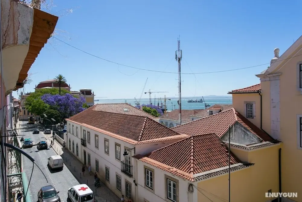 ALTIDO New&Trendy 2-bed flat w/seaview in Lapa - Konum Öne Çıkanlar