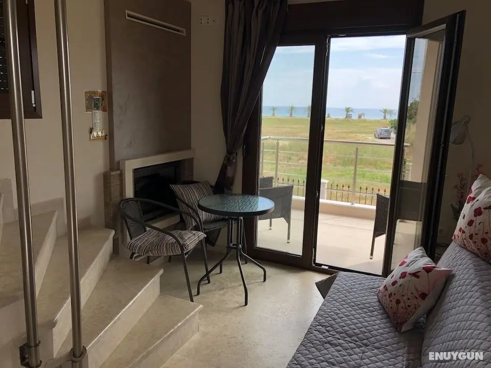 AM Beach House near Sea - Öne Çıkan Resim