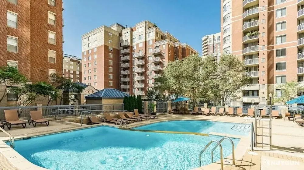 Amazing 2 Bedrooms Condo at Ballston - Havuz