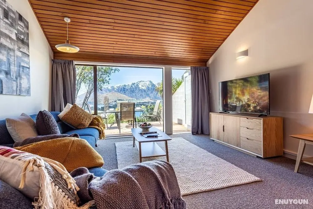 Amazing Lake View Spacious Townhouse with Parking - Öne Çıkan Resim
