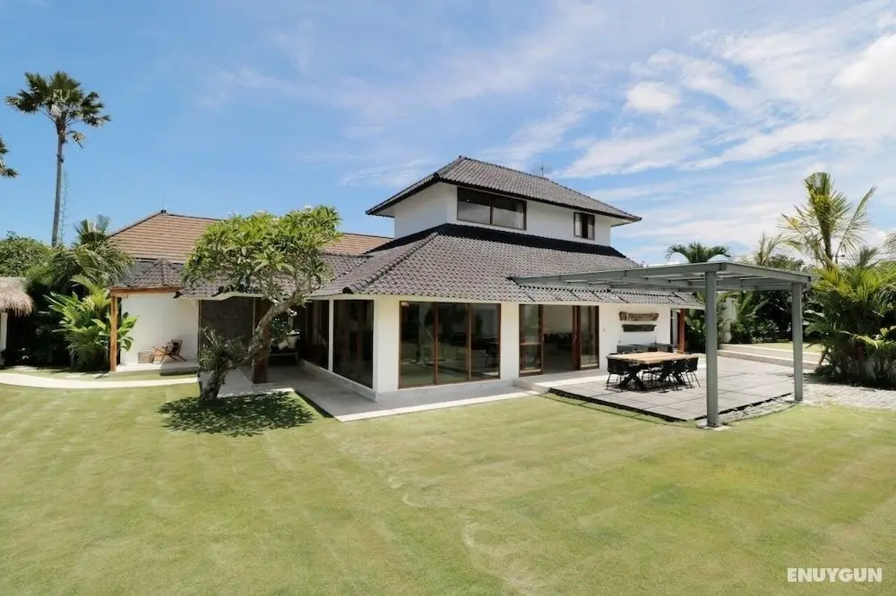 Amazing Villa With Pool and Huge Lawn - Öne Çıkan Resim