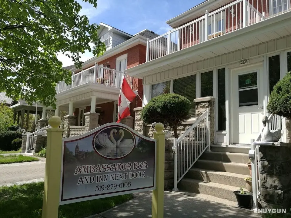 Ambassador's Inn Next Door - Öne Çıkan Resim