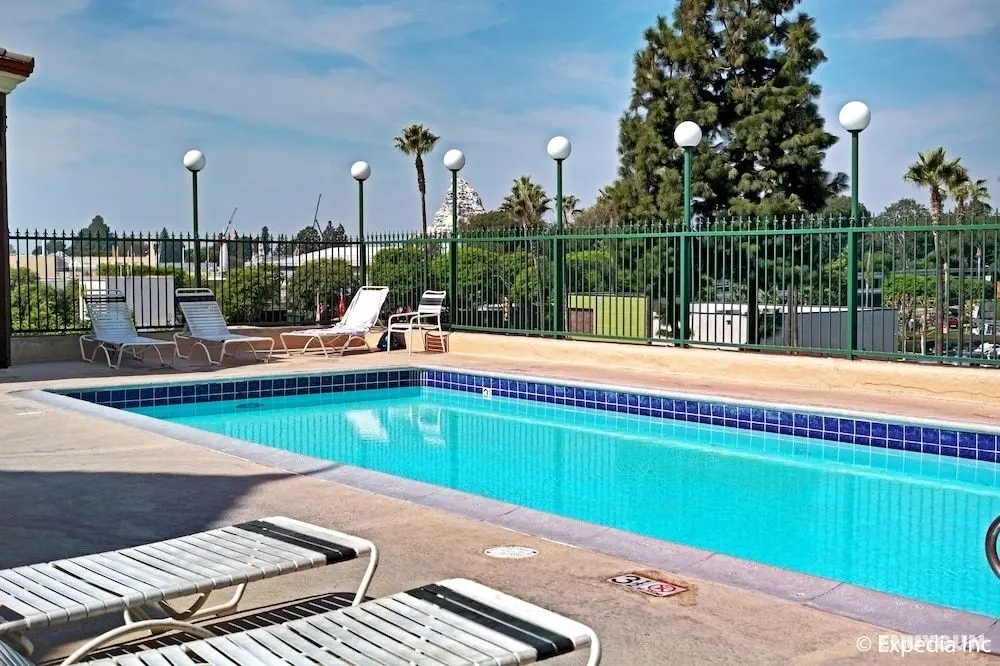 Anaheim Camelot Inn & Suites - Havuz