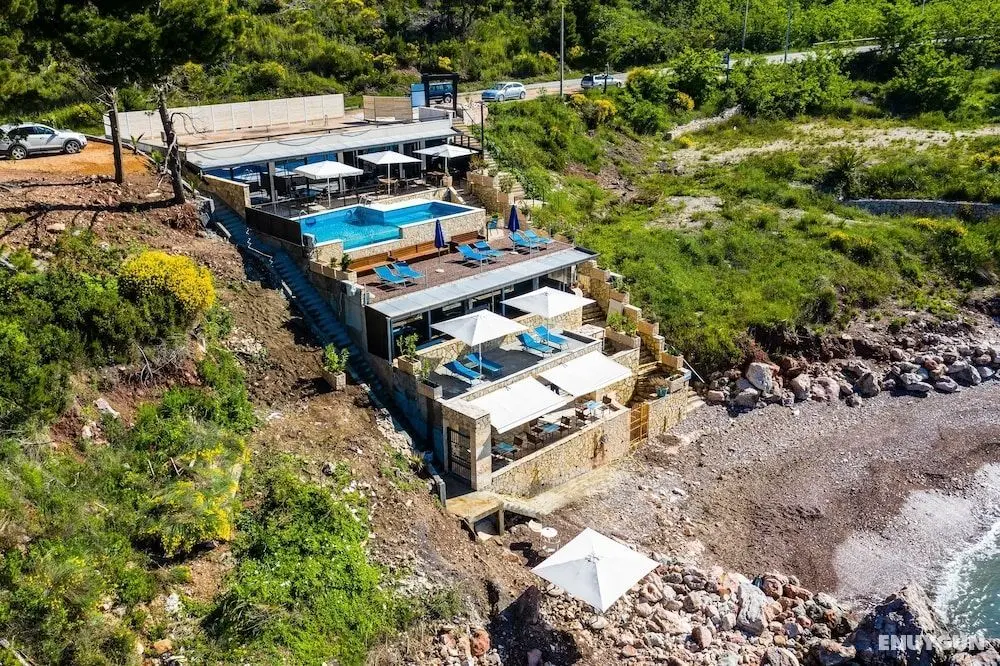 Apartments On The Coast - Öne Çıkan Resim